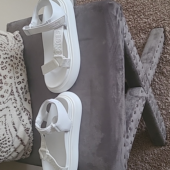 Sandals - Picture 2 of 8